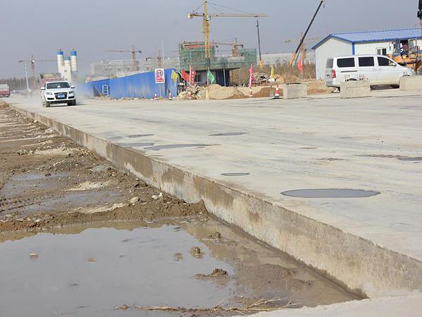 新疆伊犁建設兵團內(nèi)部場地固廢半鋼性混凝土筑路